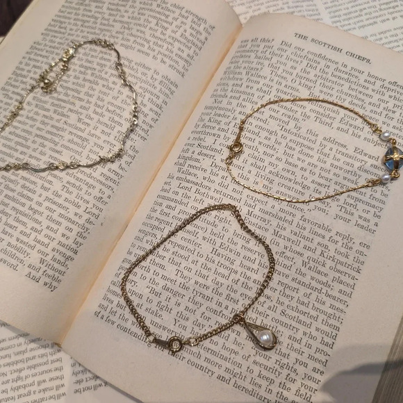 Elegant Gold Women's Small Bracelet Set - Picture 2 of 9